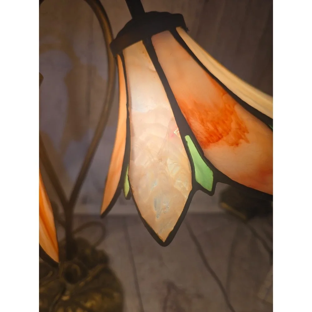 VTG. Tiffany Style Slag Glass  Flower Stained Glass Table Lamp Lily Pad Base